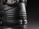 un gros plan sur la sculpture d'une tête humaine