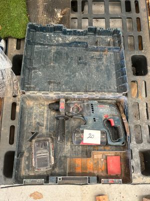 une boîte à outils contenant un marteau et d'autres outils