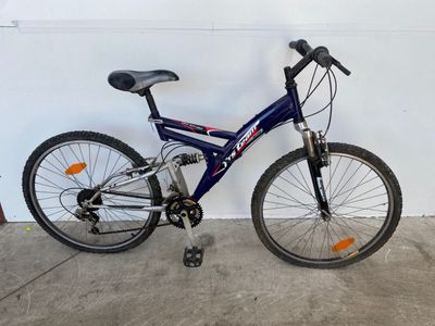 un vélo garé dans un garage