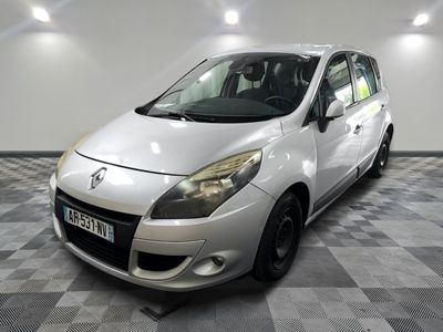 la photo d'une voiture argentée garée dans un garage