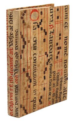 un vieux livre sur lequel figurent des inscriptions, sur fond blanc