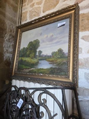 une photo d'un tableau accroché au mur à côté d'un banc