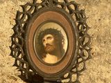 une image représentant Jésus avec une couronne d'épines sur la tête