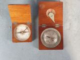 deux horloges posées l'une sur l'autre