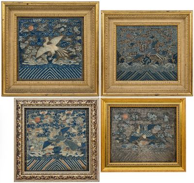 quatre tableaux encadrés représentant des oiseaux et des fleurs sur fond blanc