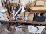 beaucoup de cartons et un ordinateur posés sur une table