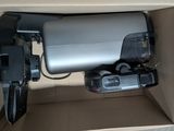 une boîte contenant un appareil photo et une télécommande