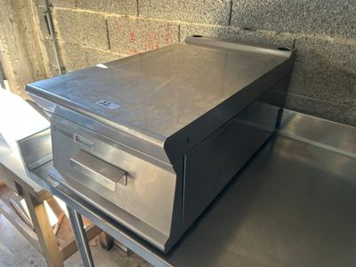 un four posé sur une table dans une cuisine