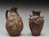 deux vases placés l'un à côté de l'autre sur une table