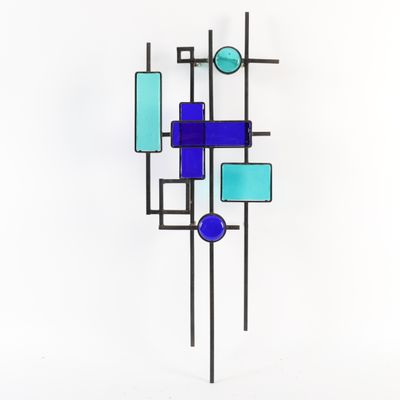 une sculpture aux motifs géométriques bleus et verts