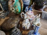 de nombreux vases posés sur une table