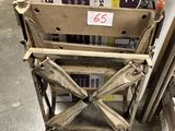 de nombreux cartons empilés sur le sol