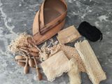 plusieurs objets posés ensemble sur une table