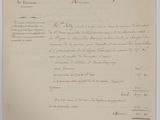 une feuille de papier sur laquelle figurent des notes manuscrites, posée sur une table
