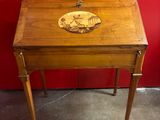 une petite table en bois sur laquelle se trouve un évier