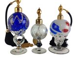 trois vases en verre ornés de motifs différents