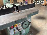 une machine posée sur une table dans une pièce