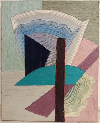 une photo d'une œuvre d'art posée sur une table