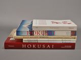 plusieurs livres sont empilés sur une table