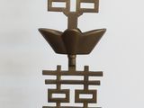un bougeoir en métal orné d'un motif