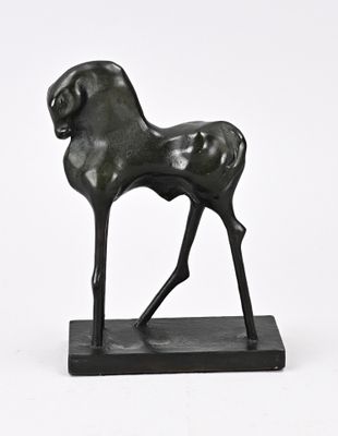 sculpture d'un cheval noir sur un socle noir, sur fond blanc
