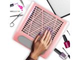 la main d'une femme posée sur un ordinateur portable rose, avec du vernis à ongles et une manucure