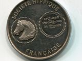 un gros plan d'une pièce de monnaie sur laquelle figure une tête de cheval