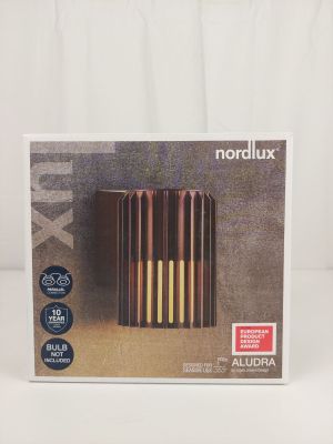 Le carton du nouveau purificateur d'air Nordluxx est ouvert