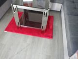 un tapis rouge posé par terre devant un micro-ondes