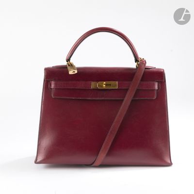 un sac à main en cuir rouge sur fond blanc