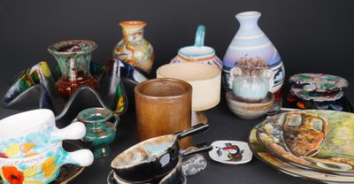 de nombreux types de vases et de bols sur la table