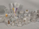 un grand nombre d'objets en verre posés sur une table