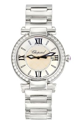 gros plan d'une montre-bracelet avec des chiffres romains