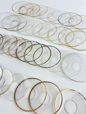 tout un tas de verres de toutes sortes sur la table