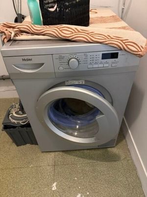 une machine à laver surmontée d'un panier