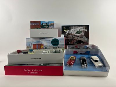 beaucoup de petites voitures dans une boîte posée sur la table