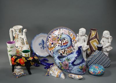 de nombreux types de vases et d'assiettes sur la table