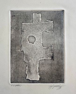 dessin d'une croix sur une feuille de papier percée d'un trou au milieu