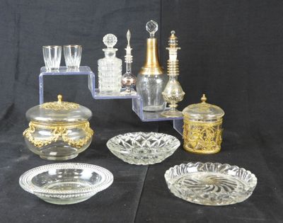 un grand nombre d'objets en verre posés sur une table