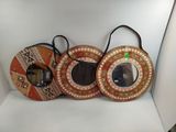 trois sacs posés sur une boîte blanche