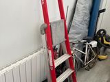 une échelle appuyée contre un mur dans une pièce