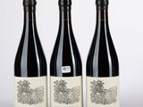 trois bouteilles de vin posées l'une à côté de l'autre sur une table