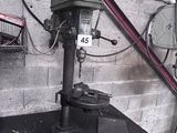 une machine posée sur une table