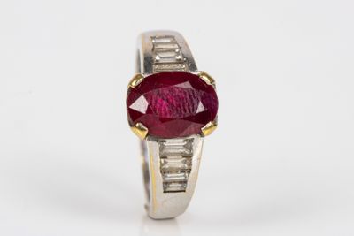 Bague en or gris rhodié centré d'un rubis de taille ovale d'environ 2,