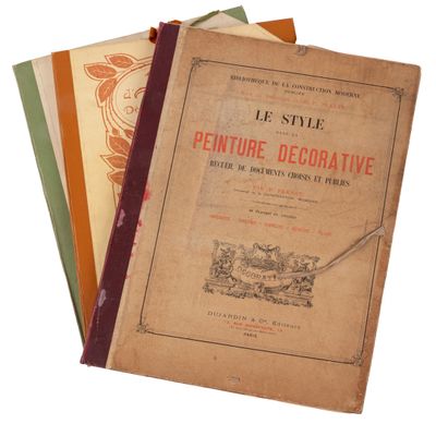plusieurs livres sont empilés sur une surface blanche