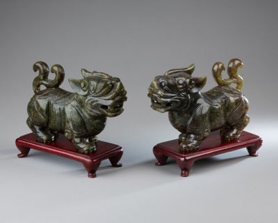 paire de statuettes « foo foo » en jade vert sur des socles rouges