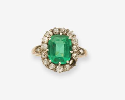 une bague à grappes d'émeraudes et de diamants