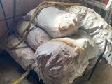 des sacs de ciment posés sur une charrette dans un garage