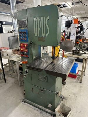 une image d'une machine dans une usine