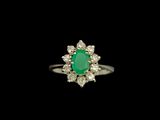 une bague à grappes d'émeraudes et de diamants